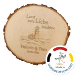 Gravierte Baumscheibe mit Leuchtturm – personalisiertes Hochzeitsgeschenk