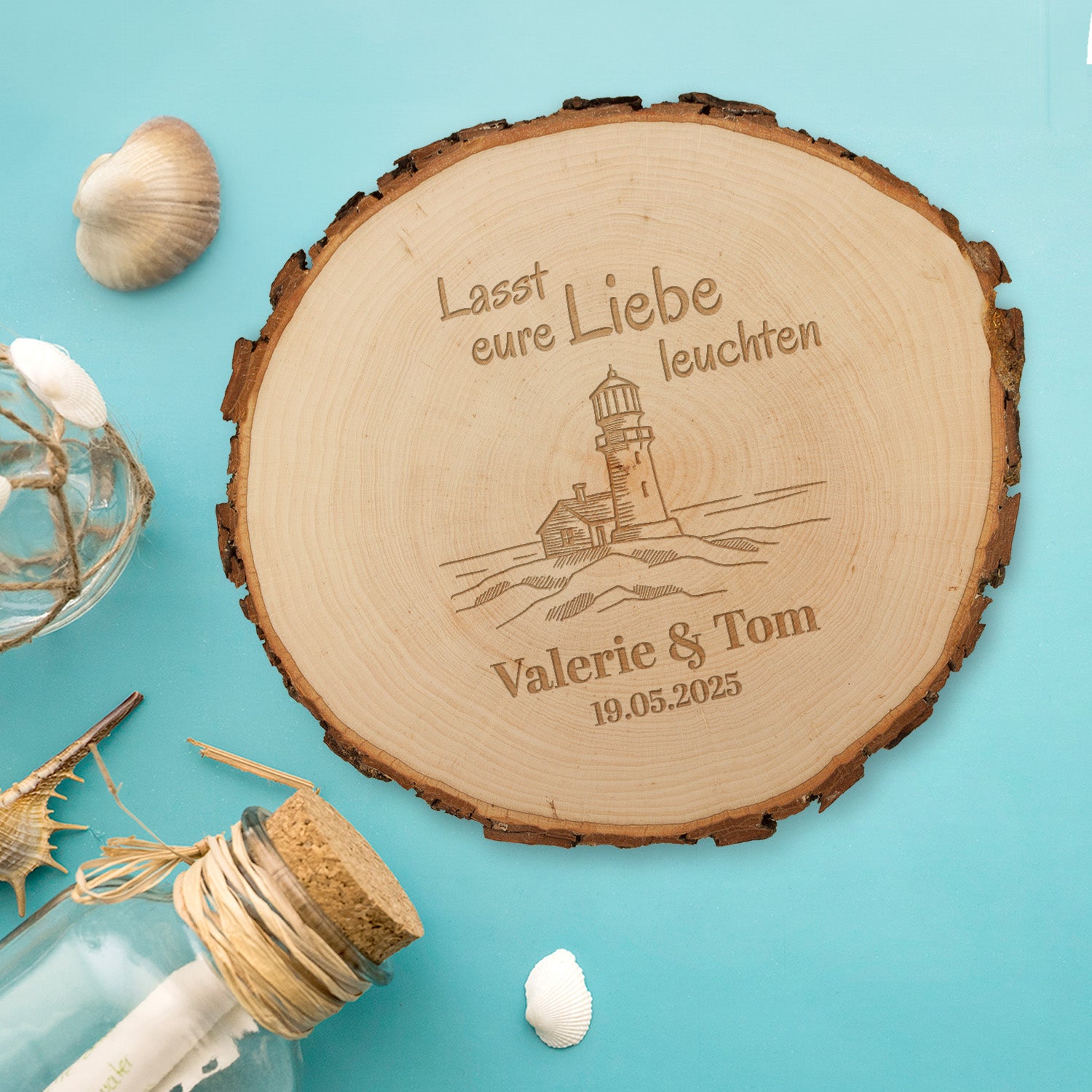 Gravierte Baumscheibe mit Leuchtturm – personalisiertes Hochzeitsgeschenk
